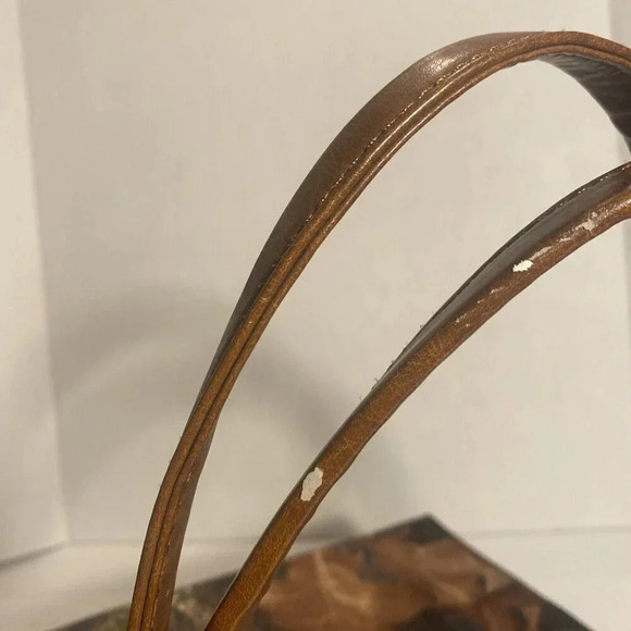 Camo Gator Handbag. With Inside Zip Pocket. Some Scuffing On Straps. - Picture 5 of 9